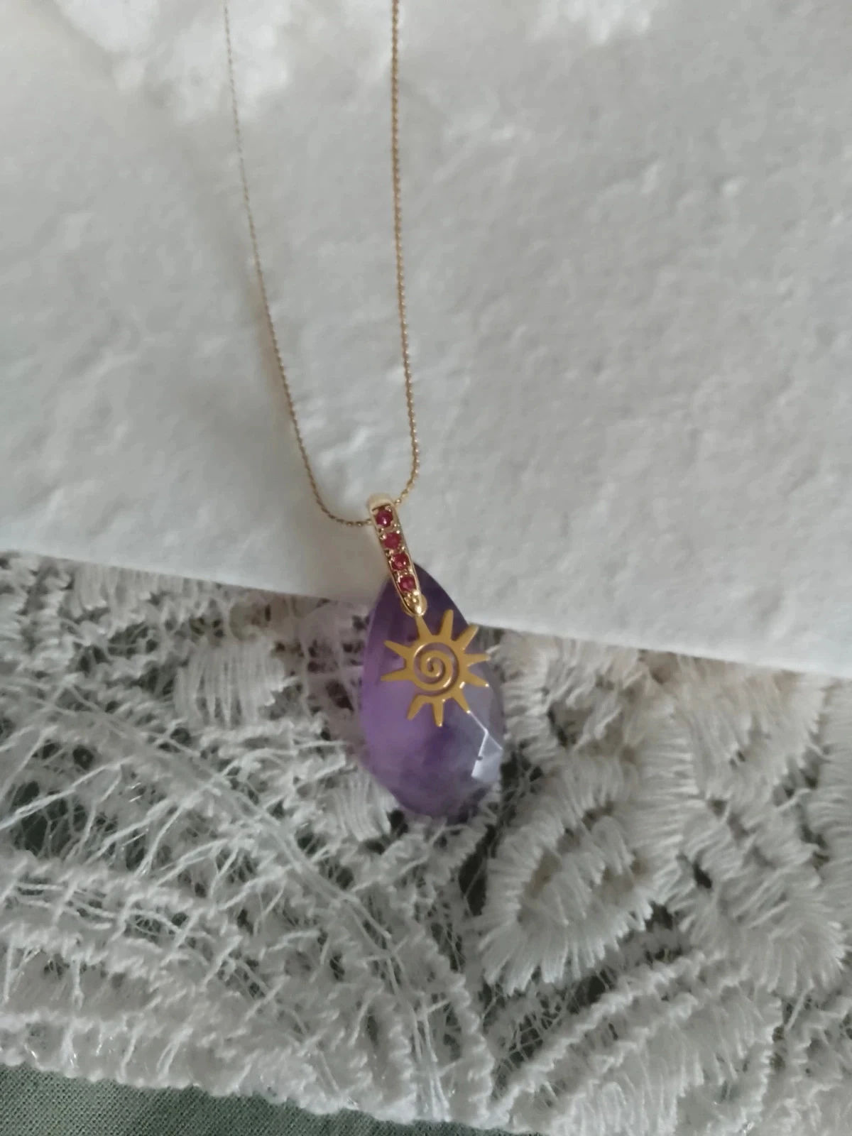 Collier pendentif améthyste violette avec soleil doré